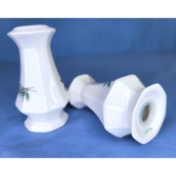 Christmastime Salt & Pepper Shakers NIKKO Japan Holly Berry White Christmas - Picture 6 of 7